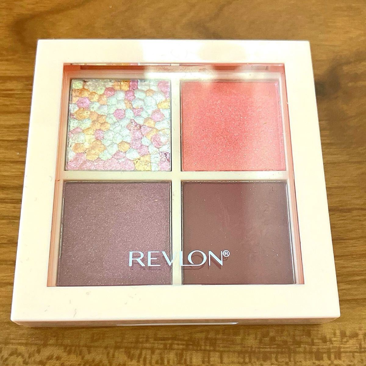 ?*レブロン　ダズル　アイシャドウ　クアッド　003 美品*?