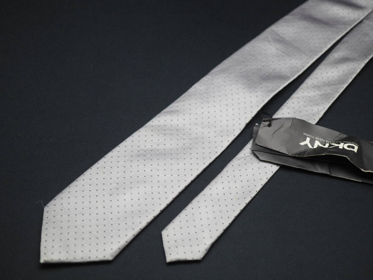 未使用品【DKNY ダナキャラン ニューヨーク】 E1108 シルバーグレー SILK ブランド ネクタイ 古著 良品