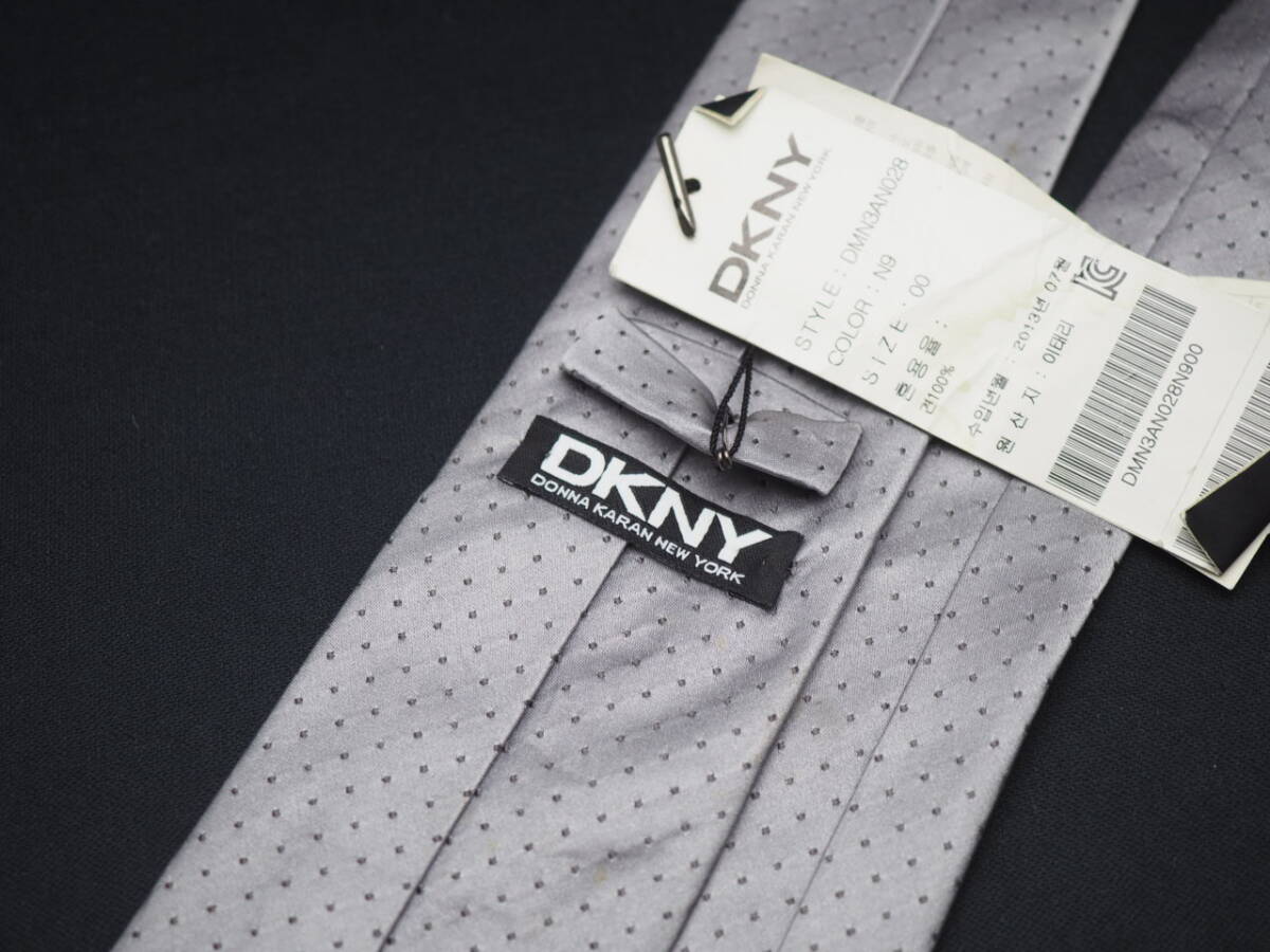 未使用品【DKNY ダナキャラン ニューヨーク】 E1108 シルバーグレー SILK ブランド ネクタイ 古著 良品