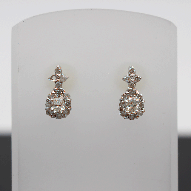 K18WG　ピアス　メレダイヤ入りデザインピアス　D,FD 0.10ct　0.10ct D,FD 09.ct　0.90ct 1.1g