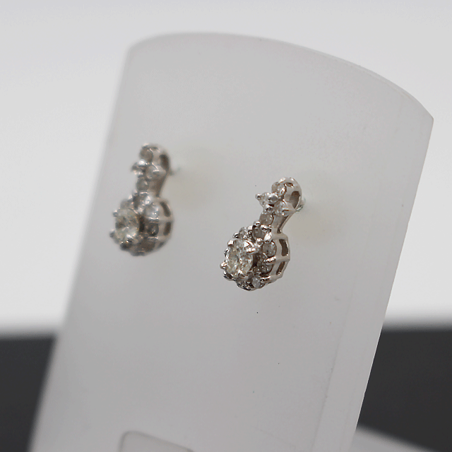 K18WG　ピアス　メレダイヤ入りデザインピアス　D,FD 0.10ct　0.10ct D,FD 09.ct　0.90ct 1.1g