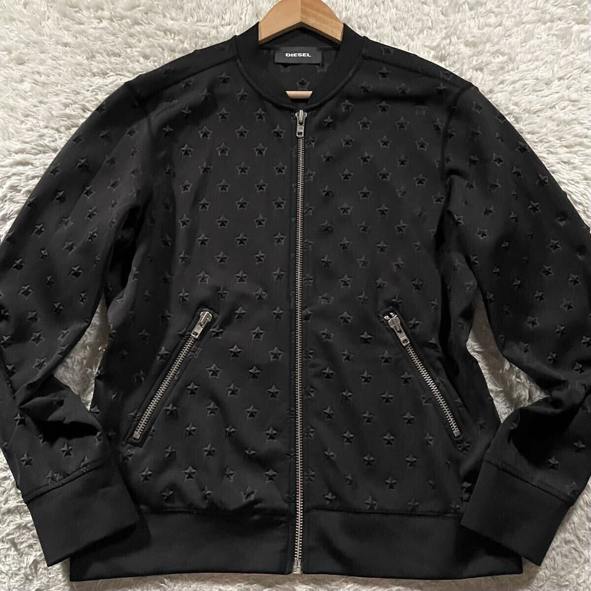 極美品/XLサイズ相當(dāng)●杰作 DIESEL ディーゼル 星 スター エンボス 総柄 ジップ MA-1 ジャケット ブルゾン ストレッチ ロゴ金具 立體 3D 黒