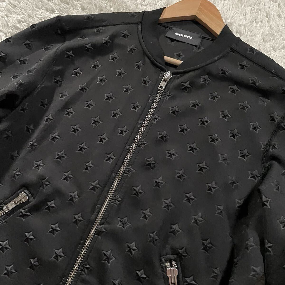 極美品/XLサイズ相當(dāng)●杰作 DIESEL ディーゼル 星 スター エンボス 総柄 ジップ MA-1 ジャケット ブルゾン ストレッチ ロゴ金具 立體 3D 黒