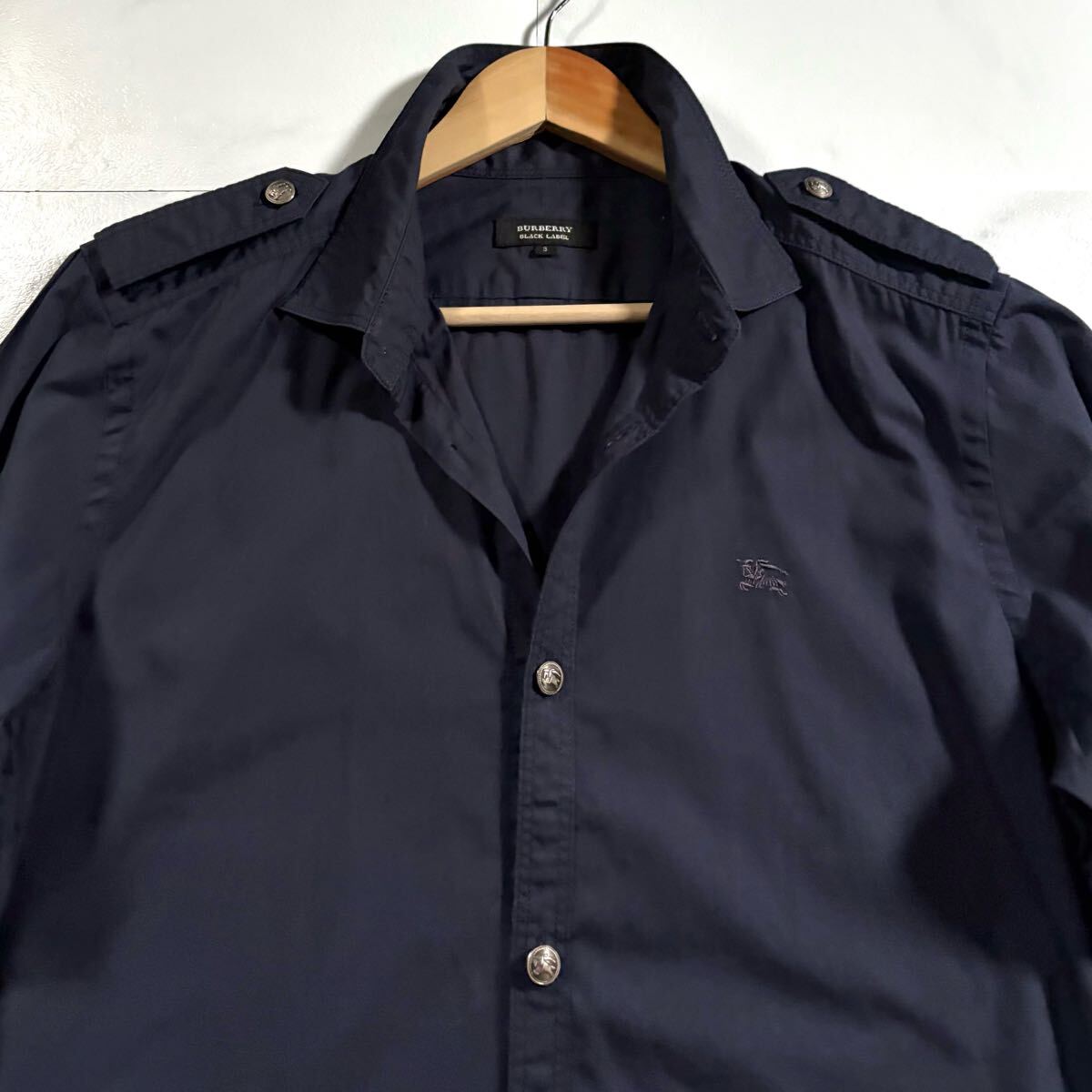 極美品/Lサイズ●バーバリーブラックレーベル 長(zhǎng)袖シャツ 羽織り ジャケット BURBERRY BLACK LABEL エポレット ホースロゴ 刻印銀ボタン 3