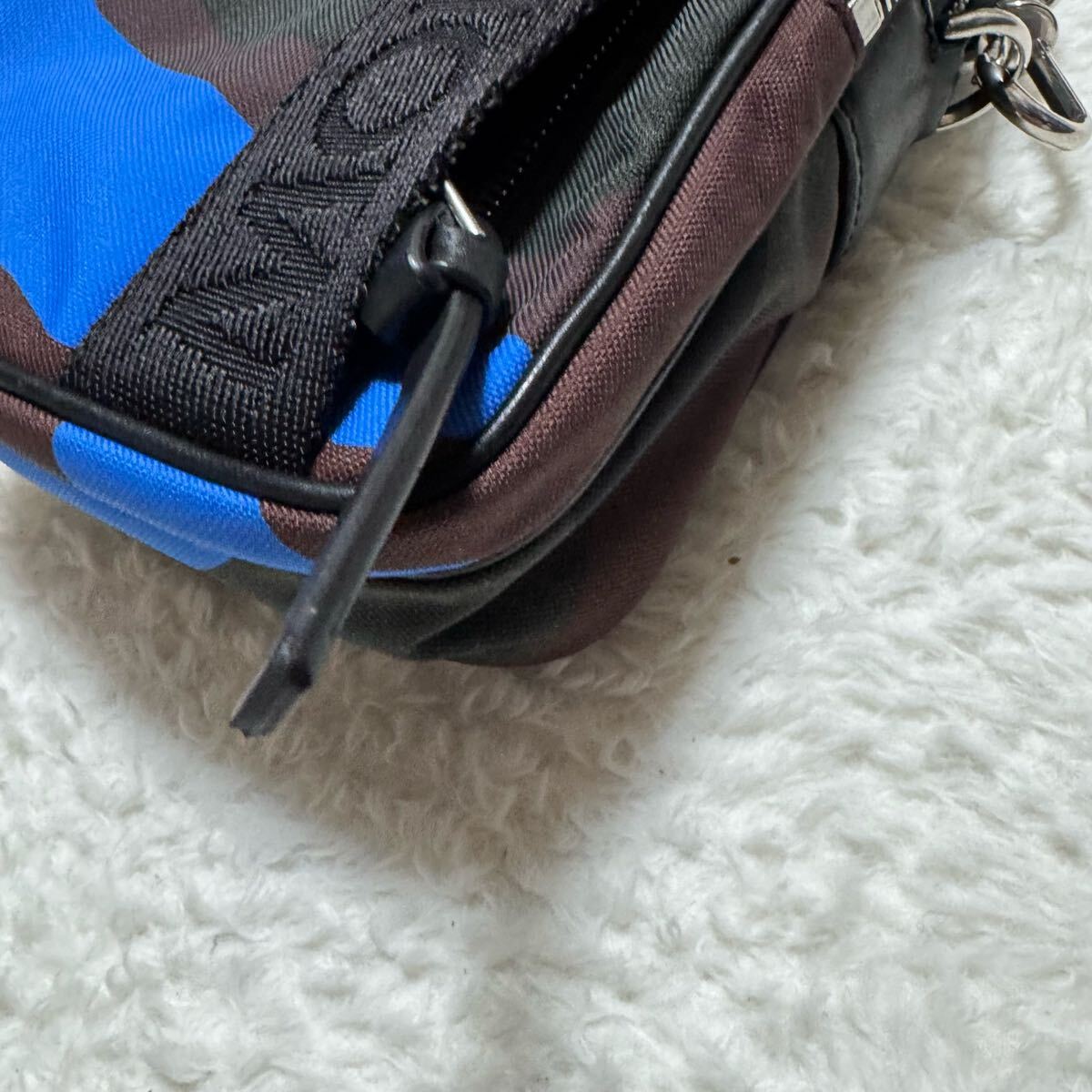 美品！モンクレール MONCLER ボディバッグ DETOUR 迷彩 カモフラージュ ウエストポーチ ロゴ 肩掛け クロスボディ ショルダーバッグ メンズ