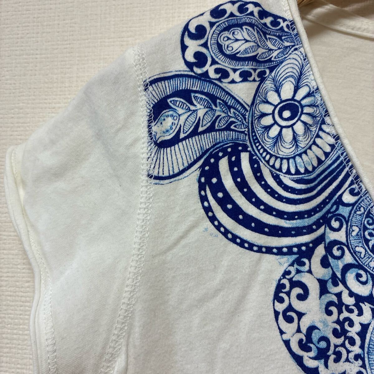 中古　GAP ペイズリー刺繍ホワイトVネックTシャツ L Tシャツ 半袖