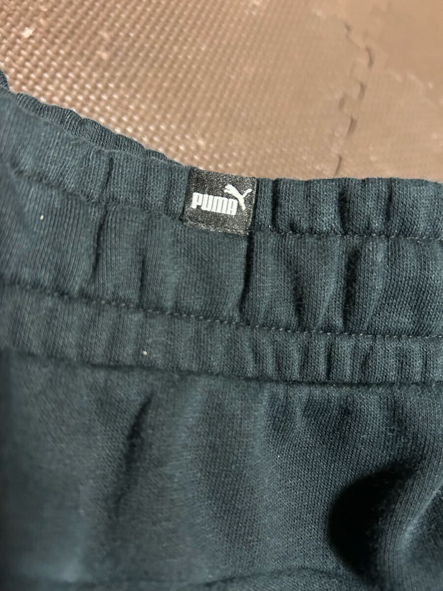 美品PUMAスウェット黒、ロゴ白、ラインロゴ入りストレッチパンツ　サイズＭ