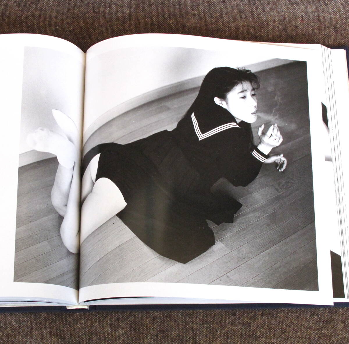 荒木経惟　制服の㊙処女　白夜書房 制服の秘処女（First Printing, With OBI） - 荒木 経惟