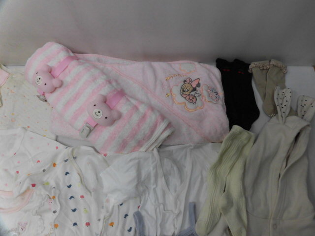 ベビー服 赤ちゃん 子ども 子供服 まとめ売り 60サイズ 大量 女の子 キッズ おくるみ スタイ ロンパース 靴下 肌着 ミニーマウス パジャマ_画像2