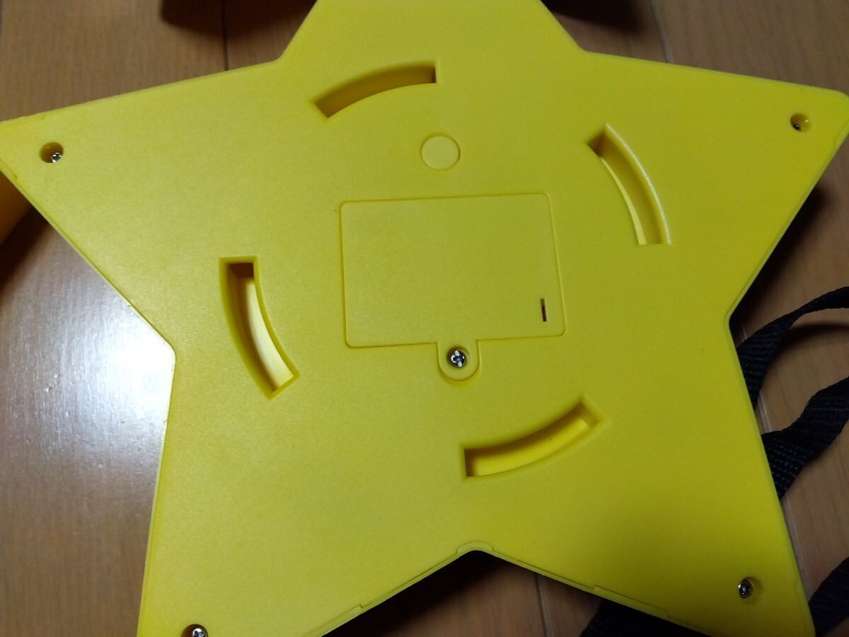 電池フタと その上のボタンです