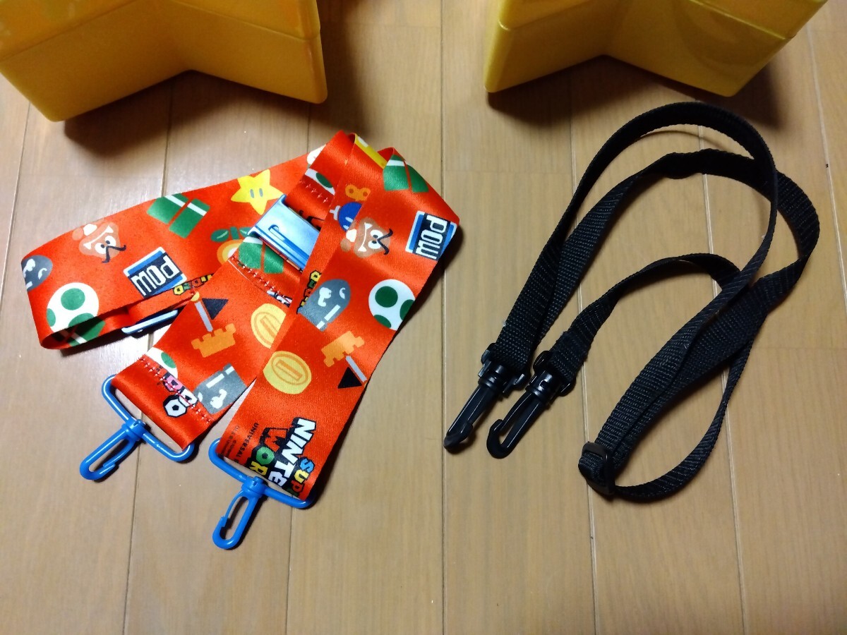 ストラップ2つ。ひとつは代替品の黒です