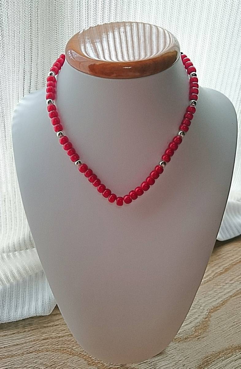 STUDIO T&Y×レアセル 希少フェザー 赤白ビーズ ネックレス rehacer（レアセル）の「STUDIO T&Y : 2 Feather Beads Necklace