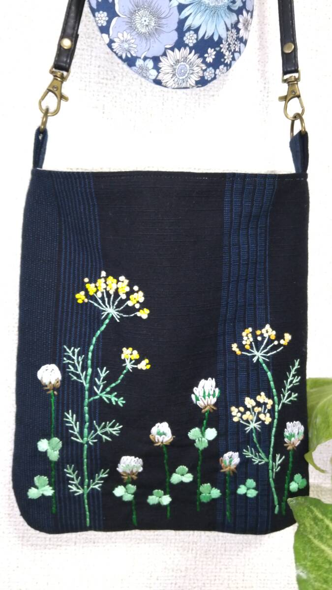 ハンドメイド?オンリーワンの手刺繍バック?久留米紬?ディル?ばら?シロツメクサ?手刺繍ショルダー/斜め掛けバック