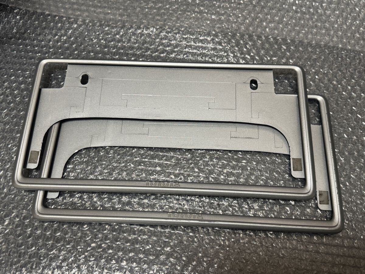 04 匿名配送送料込み トヨタ純正 トヨタ シルバー ナンバーフレーム フロント リア セット 前后セット