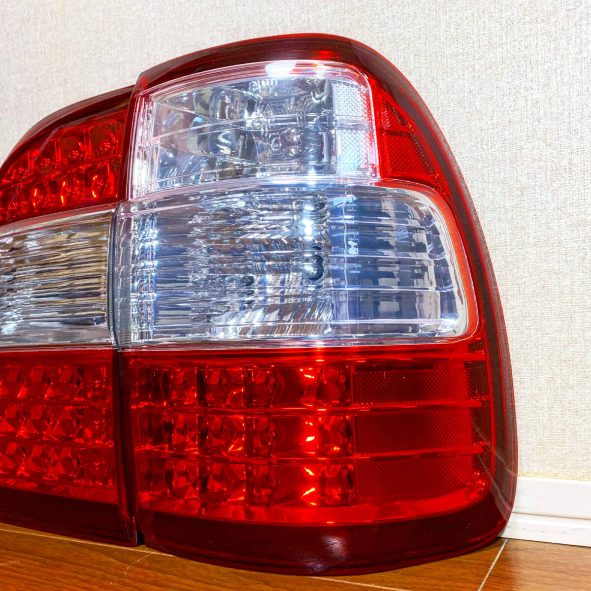 【秋のバーゲン期間だけ値下げ 11/8まで】ランクル100 後期ルック レッド＆クリアタイプ テールライト ランドクルーザー100_画像4