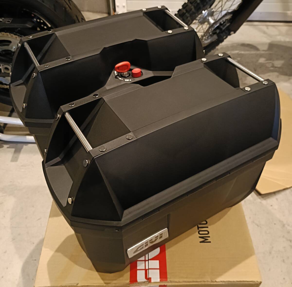 サイドケース GIVI E23ND 未涂裝ブラック 23L