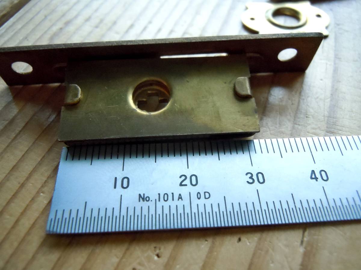 *即決*真鍮の小さな鎌錠*古道具*襖鍵*デッドストック*DIY*希少*黄銅*引戸＊昭和レトロ＊引き戸＊錠鍵＊稀少＊_画像6