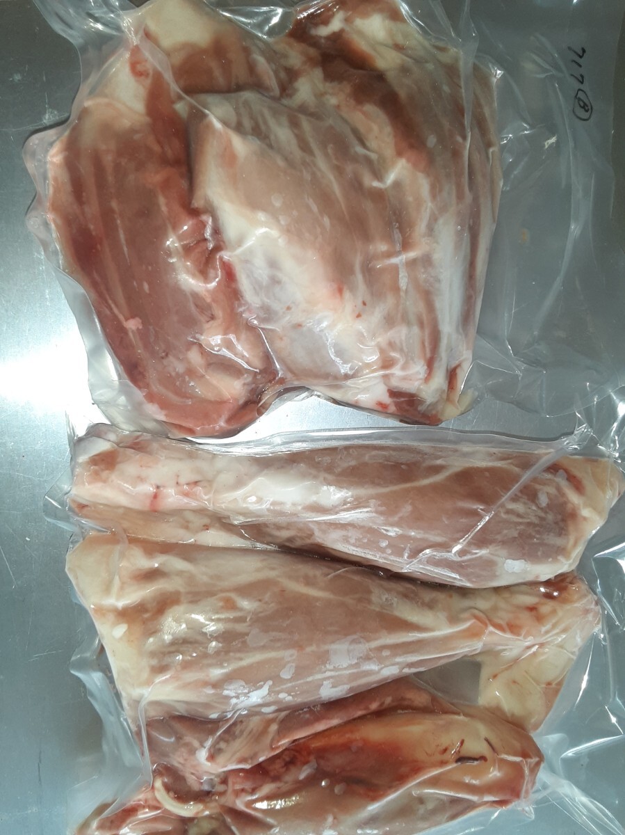 豬肉　ペット用　すね肉　骨付き　717gと939g