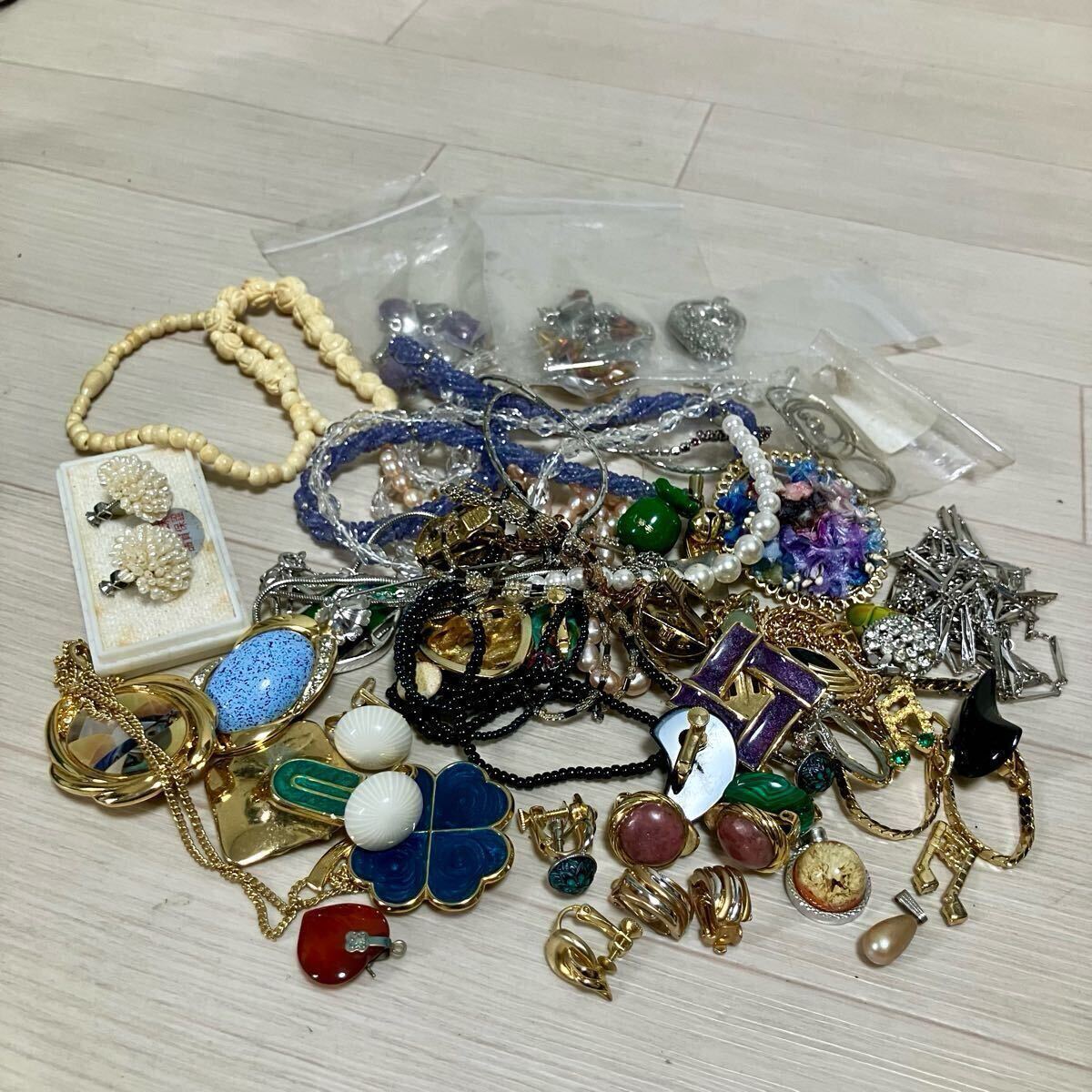 夢いっぱい生前整理品貴金属おまとめ アクセサリー ネックレス ブローチイヤリング おまとめ ネックレス イヤリング ブローチ等 アクセサリー