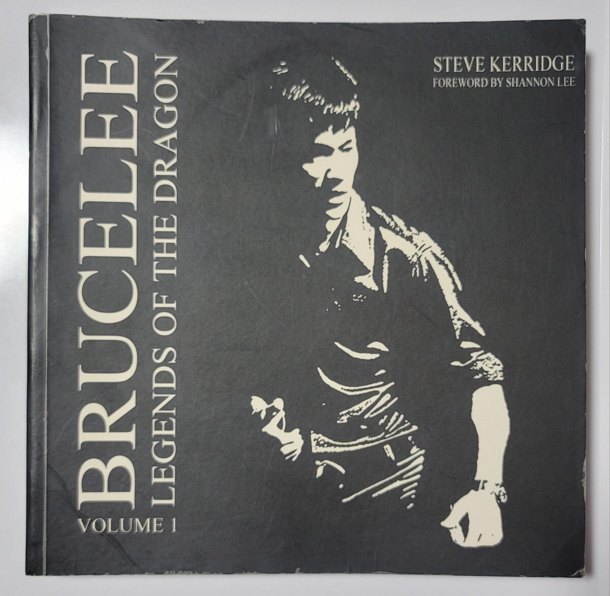 ブルース・リー ・BRUCE LEE LEGENDS OF THE DRAGON VOLUME1 262ページ 写真集(フォトブック)_画像1