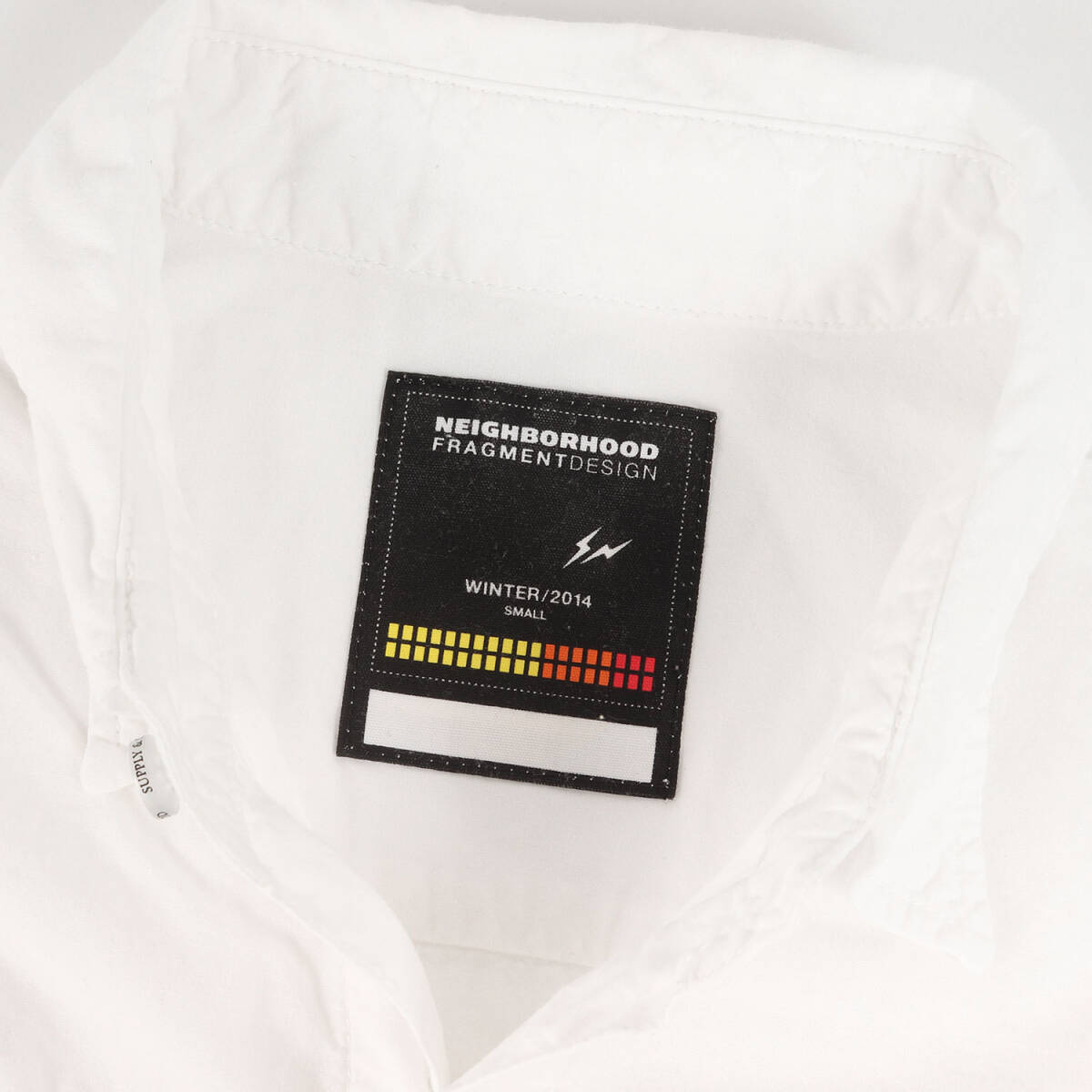 NEIGHBORHOOD ネイバーフッド シャツ サイズ:S / fragment design ロゴプリント コットン シャツ (NHFR POOL / C-SHIRT LS) / ホワイト
