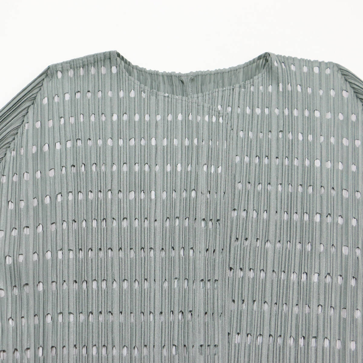 【美品】PLEATS PLEASE プリーツプリーズ カーディガン グレー系 サイズ:3(M) / パンチング ドット プリーツ カーディガン PP51-J0564
