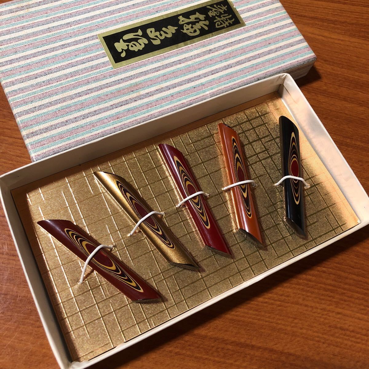 〈送料無料〉輪島涂 研出堆朱 多層 堆朱涂 箸置き 金彩 はしおき 天然木 漆蕓 工蕓品 箸置