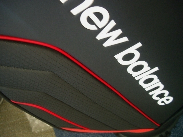 未使用　ＮＢ　ニューバランス　ハイグレード　成型デザイン　取っ手付　合皮レザー　黒赤白　ゴルフバッグ