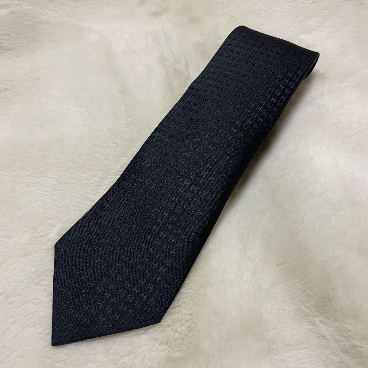 1円スタート！ 極美品 未使用に近い HERMES エルメス H柄 シルク ネクタイ 総柄 ロゴ ブラック ビジネス 黒系 メンズ