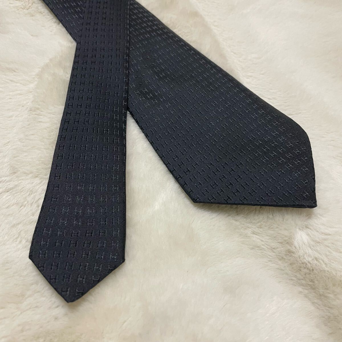 1円スタート！ 極美品 未使用に近い HERMES エルメス H柄 シルク ネクタイ 総柄 ロゴ ブラック ビジネス 黒系 メンズ