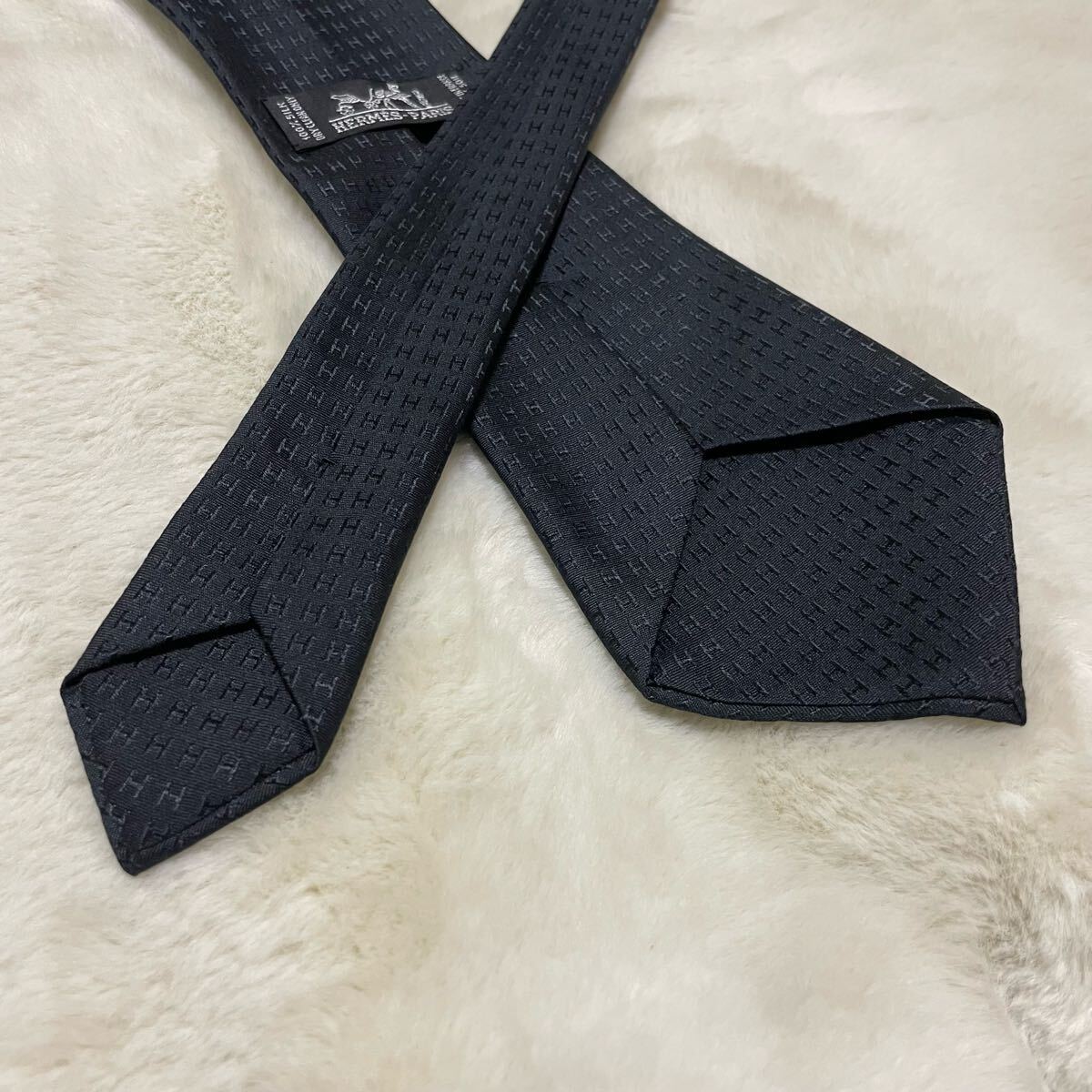 1円スタート！ 極美品 未使用に近い HERMES エルメス H柄 シルク ネクタイ 総柄 ロゴ ブラック ビジネス 黒系 メンズ