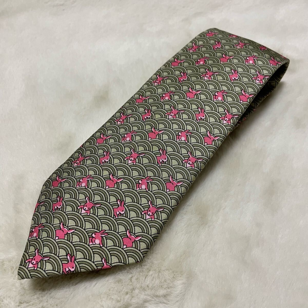 1円スタート！ 未使用保管品 HERMES エルメス シルク ネクタイ うさぎ柄 総柄 シルク100 グリーン系 ビジネス 通勤 フランス制 