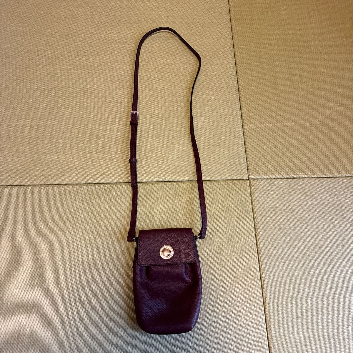 美品★コールハーンCOLE HAAN★ポシェット★スマホショルダー★斜め掛け★バーガンデ?！锍嗖枭? />
                                    </span> 
                                </div>

								<div   id=