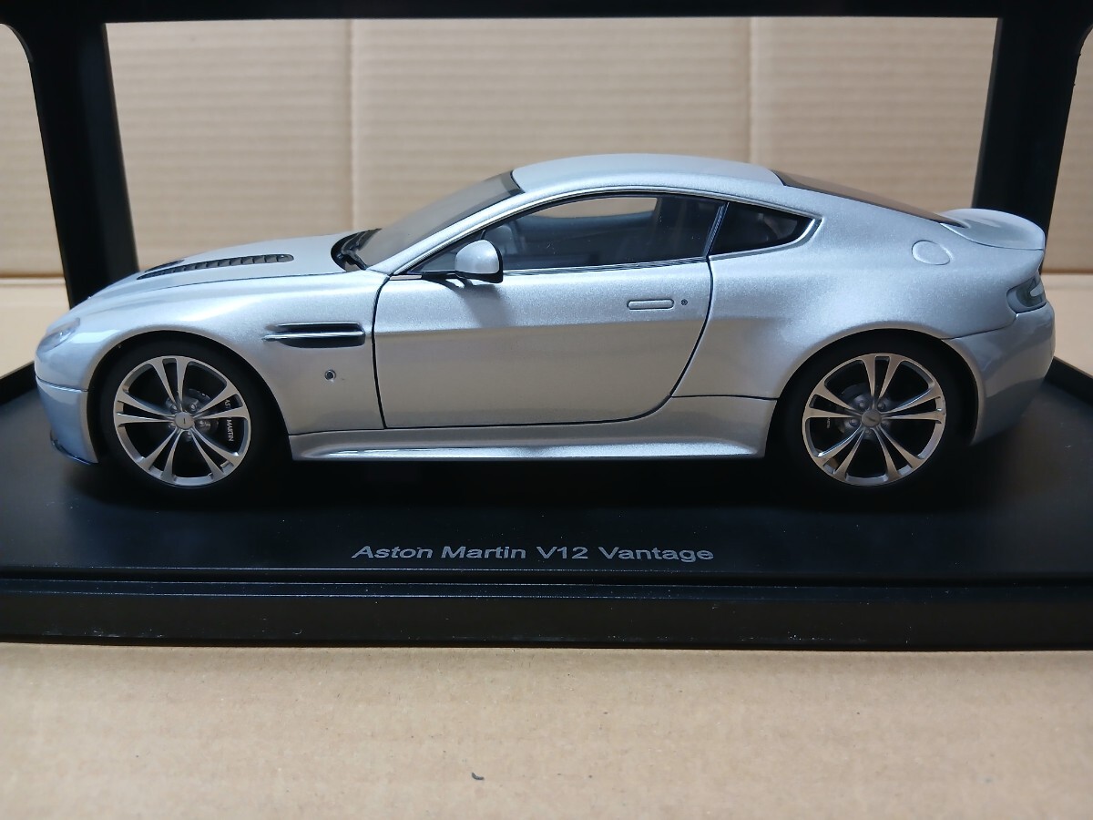 [ прекрасный товар ]1/18 AUTOart Aston Martin V12 Vantage 70206 Auto Art Aston Martin V12 vantage серебряный 