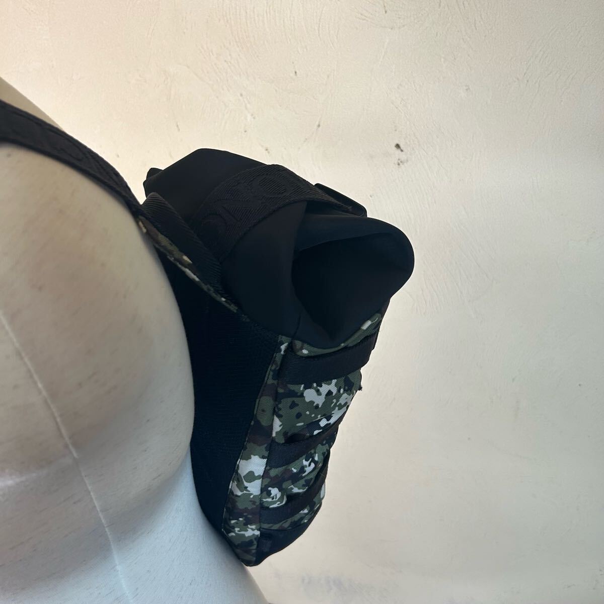 MONCLERモンクレール ワンショルダーバッグボディバッグ迷彩カモフラージュ 美品】MONCLERモンクレール ワンショルダーバッグボディバッグ