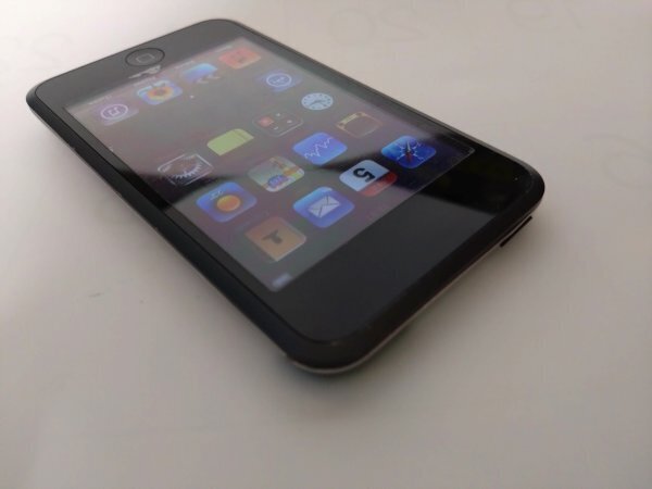 ケーブル付【新品バッテリー交換済?初期化済み?送料無(wú)料】iPod touch 第1世代 8GB ブラック A1213/MA623J 管理番號(hào):3-5P7FJ