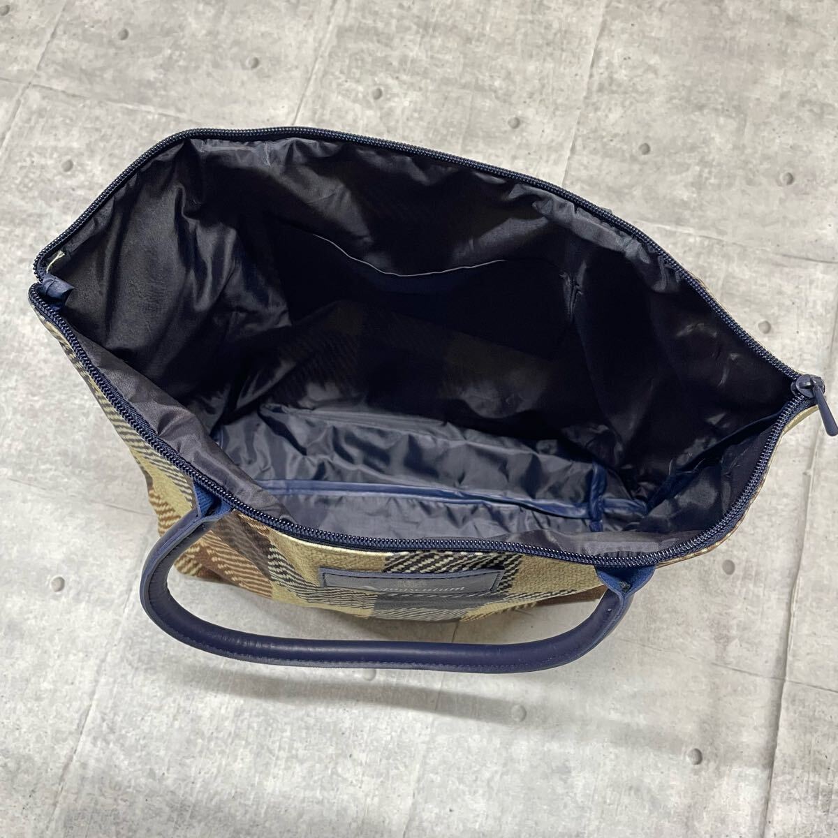 Aquascutum LONDON ナイロントートバッグ ジッパー付き バッグ　　アクアスキュータム チェック柄 プリント 総柄 BAG 鞄 かばん YL2265
