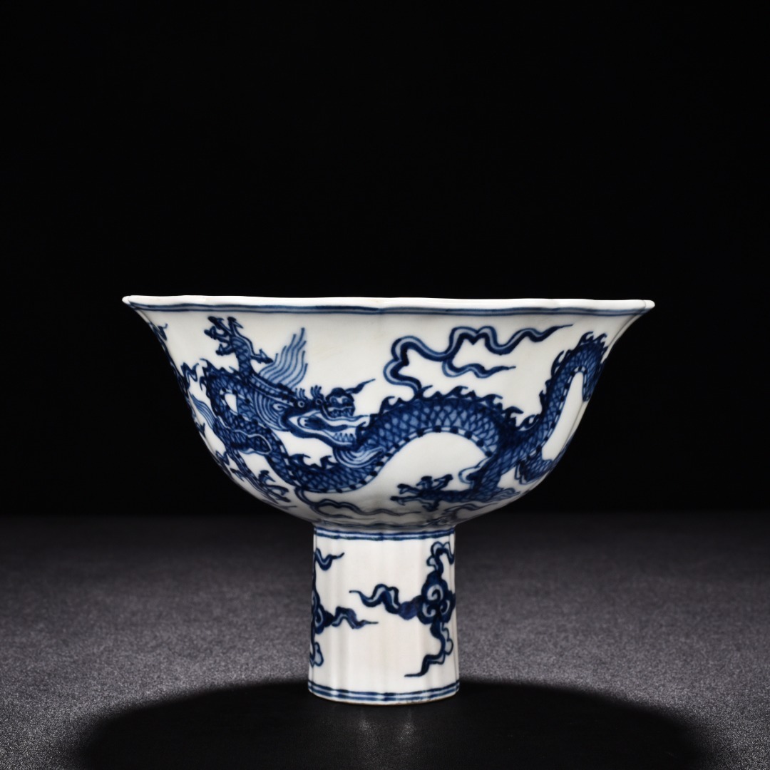 TA136■中国古玩 唐物 大明宣徳年制款 青花雲龍紋刮稜高足碗 時代物 極上品■_画像2