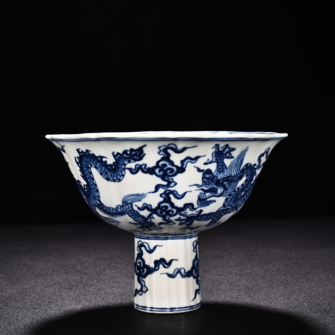 TA136■中国古玩 唐物 大明宣徳年制款 青花雲龍紋刮稜高足碗 時代物 極上品■_画像3