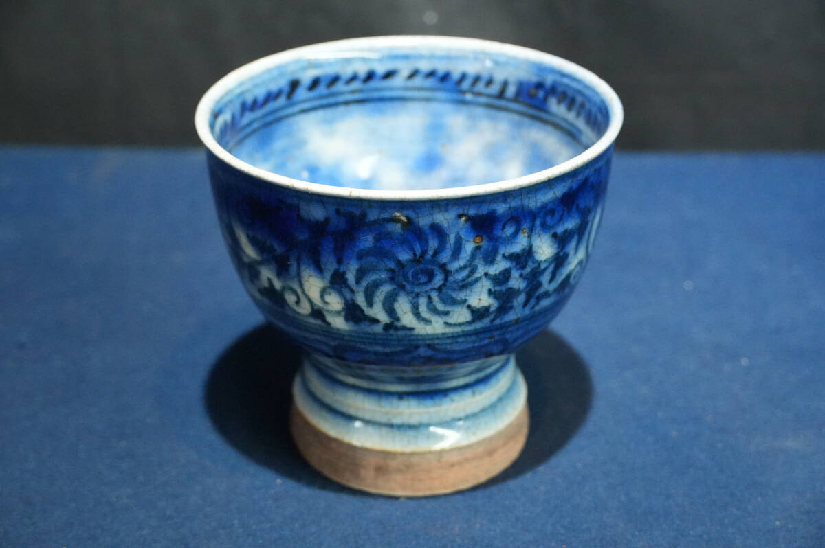 Ｔ８５３　安南　染付唐花文馬上杯