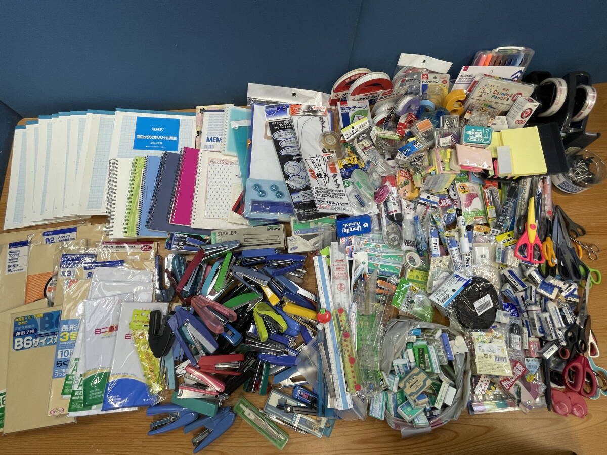 ☆5-53/2-140 文房具大量おまとめ◆ノート?封筒?ホッチキス?はさみ?のり?クリップ?付箋?など色々