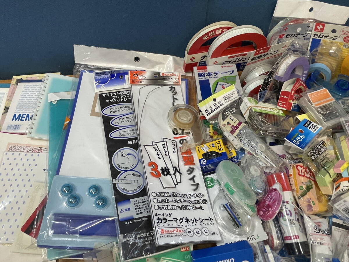 ☆5-53/2-140 文房具大量おまとめ◆ノート?封筒?ホッチキス?はさみ?のり?クリップ?付箋?など色々