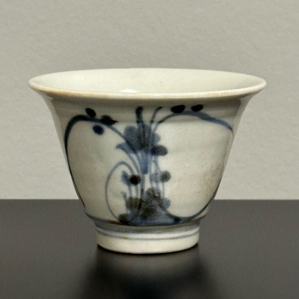 蝶に秋草文の蕎麦猪口 くらわんか 検） 江戸 初期伊万里 古