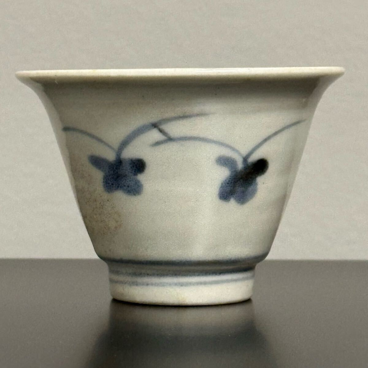 蝶に秋草文の蕎麦猪口 くらわんか 検） 江戸 初期伊万里 古