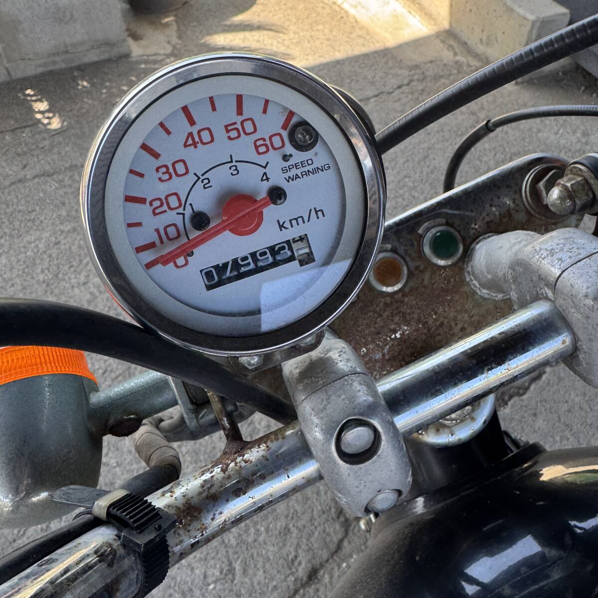 △ v 岐阜発/ ホンダ/ ジャズ/ AC09-130****/ 走行距離7993k/ 実動 動畫バッテリー用交換/ メッキ剝がれあり/ 現(xiàn)狀品/R7.5/28 △