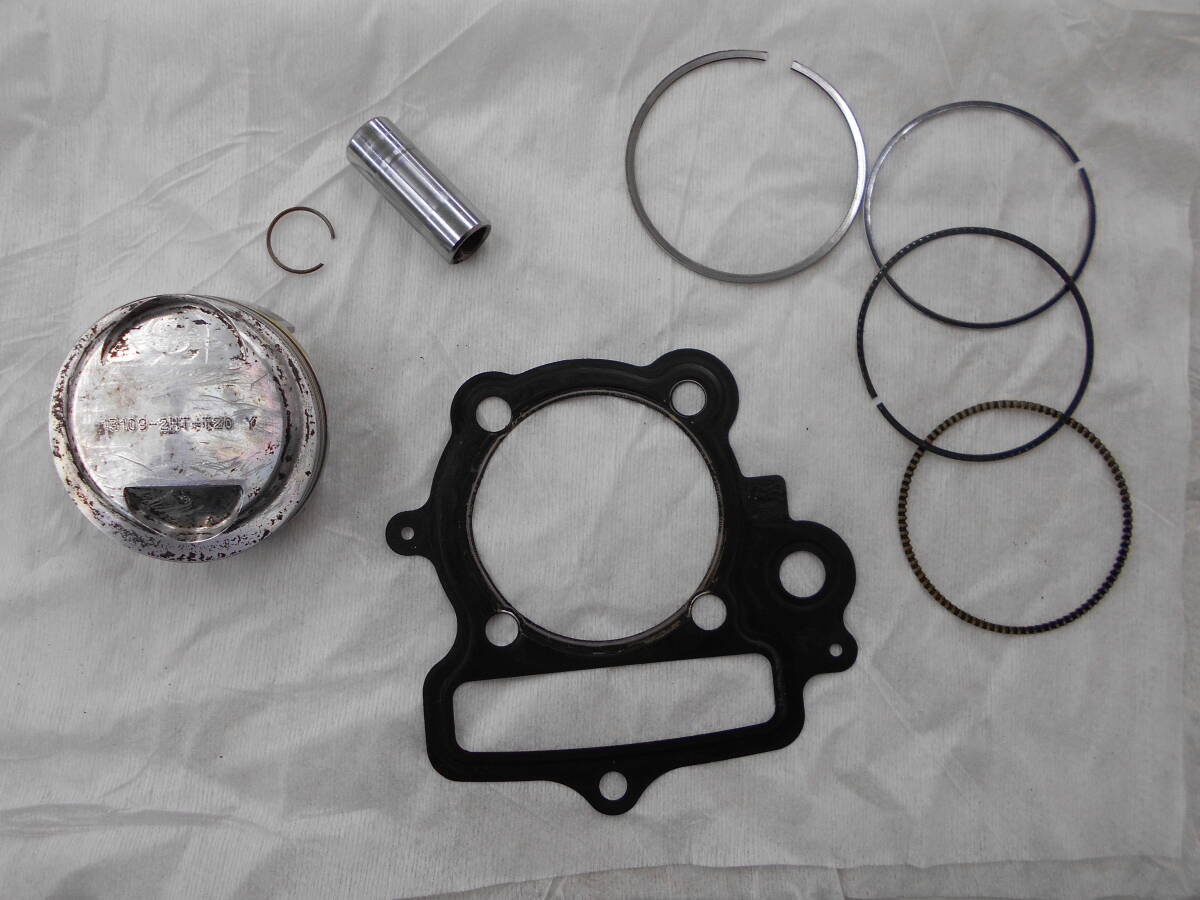 ゆうパケットポスト　中古　SP武川　コンプリートエンジン取り外し　138cc　ピストンKIT　13109-2HT-T20　刻印_画像1