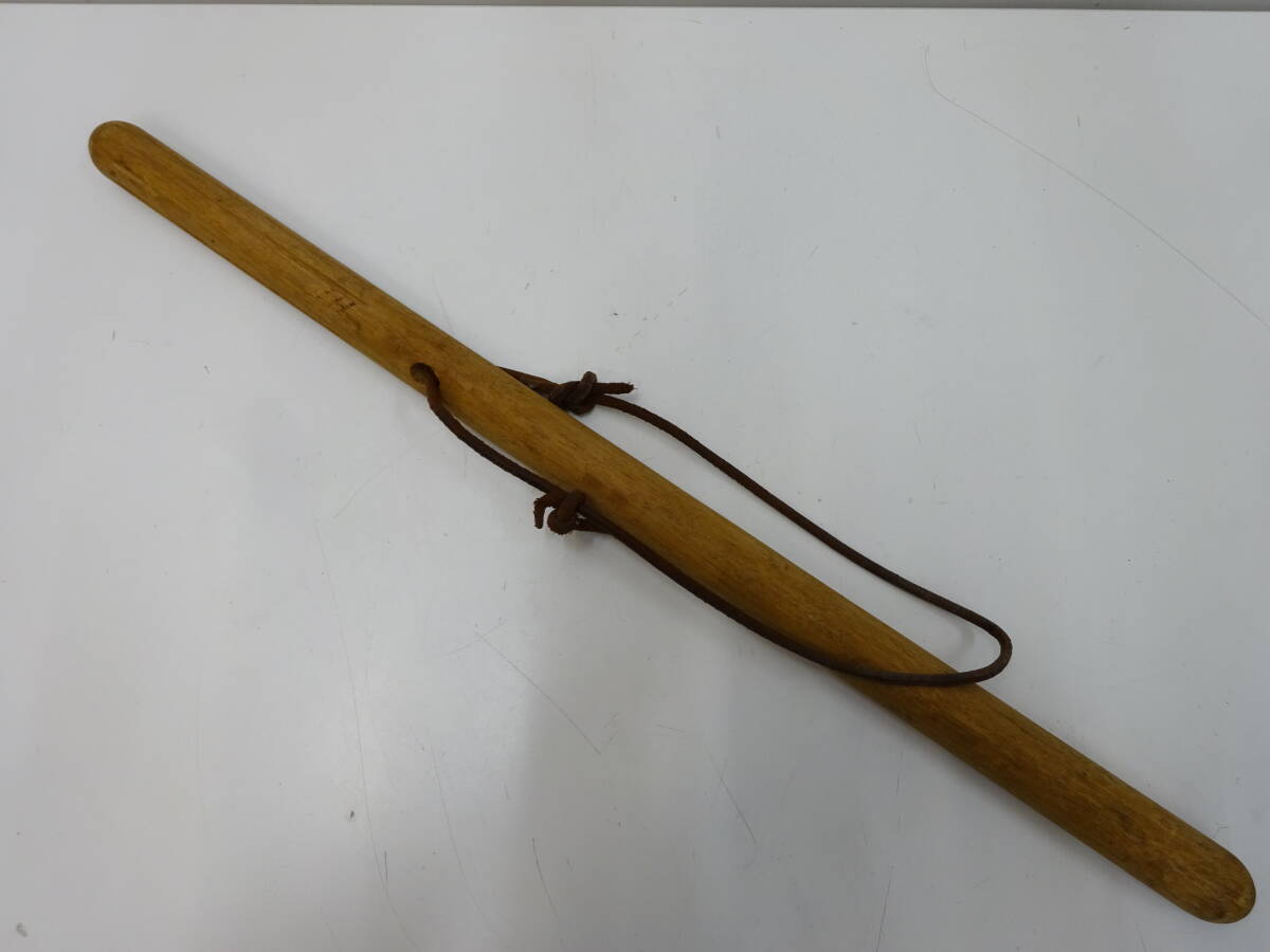 珍品 木製 警棒 革紐付 昭和レトロ コレクション 骨董祭 木製警棒 護身用 昭和 レトロ 警察 警官 コスプレ 仮装