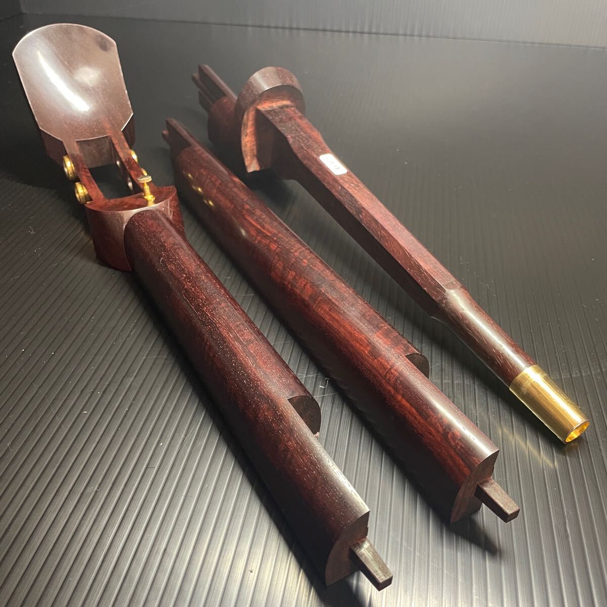 美品 津軽三味線 子持綾杉 虎トチ 金トチ 二本溝 紅木 津軽塗り 即演奏可能 美品 津軽三味線 子持綾杉 虎トチ 金トチ 二本溝 紅木 津軽塗り