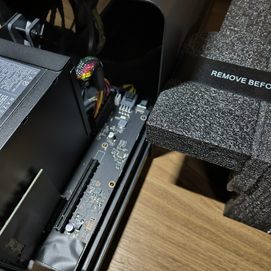 Razer Core X Chroma RC21-0143 外付けGPU(eGPU)BOX ThunderBolt 3 700W Windows Mac RC21-01430100-R3J1