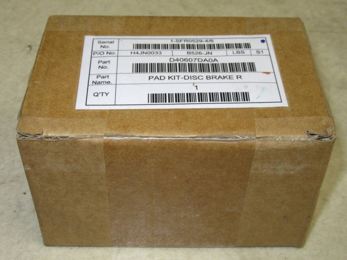 全国送料無料！日産C28セレナ純正フロントブレーキパッド左右セット未使用品 D1060-7DA0A ディスクパッド FC28 GC28 GFC28
